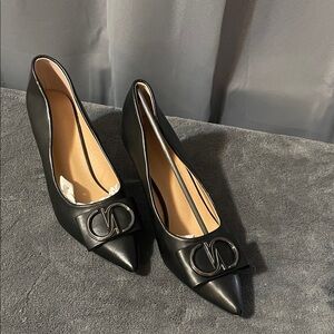 Chic Black Women's Heels with Accent